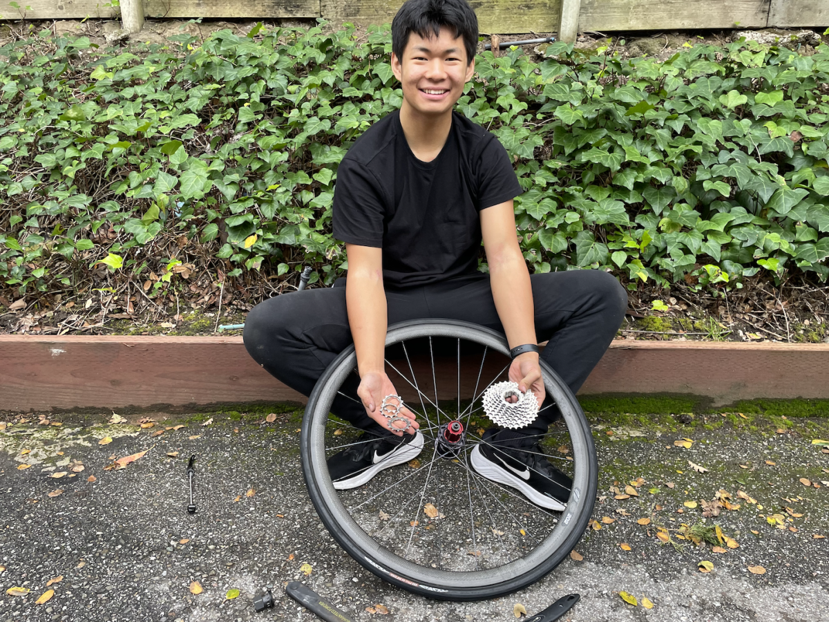 Sophomore Dylan Zuo disassemble a bike to put together a new drive chain